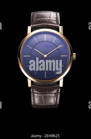 Montre-bracelet pour hommes avec cadran bleu et étui or et lancettes. Bracelet en cuir noir. Gros plan en studio avec mise au point sélective. Banque D'Images