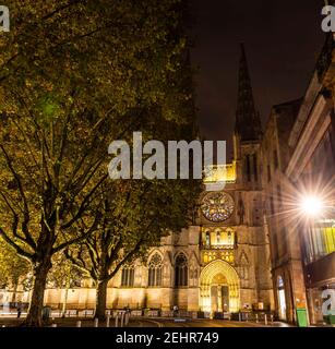 Cathédrale de Bordeaux la nuit en Gironde, Nouvelle-Aquitaine, France Banque D'Images