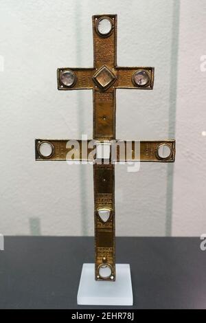 Croix patriarcale d'un reliquaire, région Rhin-Meuse, c. 1220-1230, laiton doré, cristal de roche Banque D'Images