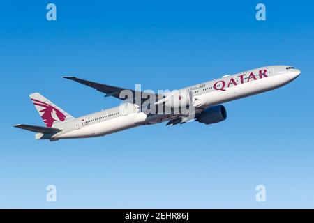 Francfort, Allemagne - 13 février 2021 : Boeing 777-300ER de Qatar Airways à l'aéroport de Francfort (FRA) en Allemagne. Banque D'Images