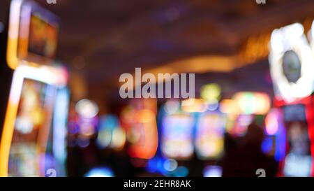 Les machines à sous défocused brillent dans le casino sur le fabuleux Las Vegas Strip, Etats-Unis. Machines à sous à jackpot de jeu flou dans l'hôtel près de Fremont Street. Néon lumineux Banque D'Images