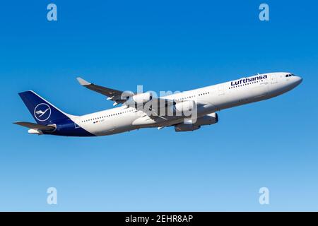 Francfort, Allemagne - 13 février 2021 : avion Airbus A340-300 de Lufthansa à l'aéroport de Francfort (FRA) en Allemagne. Airbus est un fabricant d'avions européens Banque D'Images