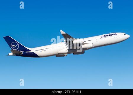 Francfort, Allemagne - 13 février 2021 : avion Airbus A340-300 de Lufthansa à l'aéroport de Francfort (FRA) en Allemagne. Airbus est un fabricant d'avions européens Banque D'Images