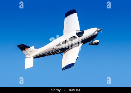 Francfort, Allemagne - 13 février 2021 : Hessen-Flieger Verein Darmstadt Piper PA-28-181 l'avion Archer III à l'aéroport de Francfort (FRA) en Allemagne. Banque D'Images