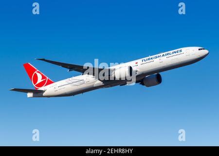 Francfort, Allemagne - 13 février 2021 : avion Boeing 777-300ER de Turkish Airlines à l'aéroport de Francfort (FRA) en Allemagne. Banque D'Images