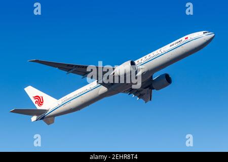 Francfort, Allemagne - 13 février 2021 : avion Boeing 777-300ER d'Air China à l'aéroport de Francfort (FRA) en Allemagne. Boeing est un manu d'avion américain Banque D'Images