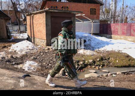 Budgam, Inde. 19 février 2021. Un soldat paramilitaire tenant des armes se déplaçant vers un site de rencontre dans la région de Beerwah, dans le district de Budgam, le 19-02-2021.pendant la rencontre, un policier a été tué et un autre blessé. (Photo de Muhammad Manan/Pacific Press) crédit: Pacific Press Media production Corp./Alay Live News Banque D'Images