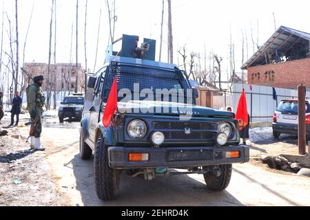 Budgam, Inde. 19 février 2021. Un véhicule blindé se déplaçant après une rencontre entre des meuniers et des troopers dans la région de beerwah, dans le district de Budgam. Lors de la rencontre, un policier a été tué et un autre blessé. (Photo de Muhammad Manan/Pacific Press) crédit: Pacific Press Media production Corp./Alay Live News Banque D'Images