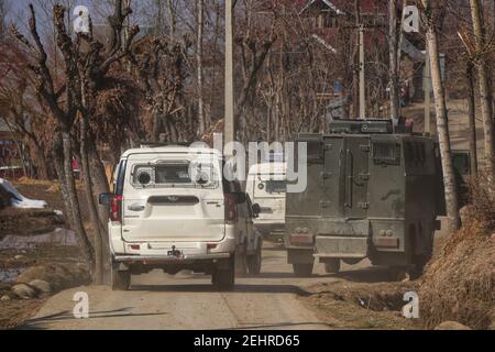 Budgam, Inde. 19 février 2021. Véhicules des forces paramilitaires se déplaçant vers un site de rencontre dans la région de Beerwah, dans le district de Budgam, le 19-02-2021.lors de la rencontre, un policier a été tué et un autre blessé. (Photo de Muhammad Manan/Pacific Press) crédit: Pacific Press Media production Corp./Alay Live News Banque D'Images