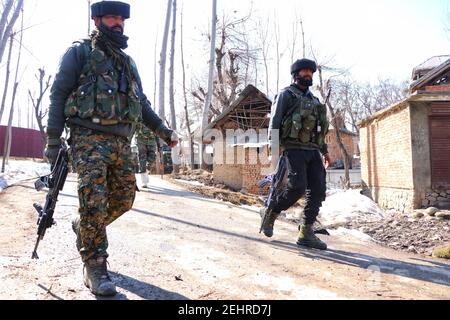 Budgam, Inde. 19 février 2021. Les troopeurs paramilitaires tenant des armes se déplaçant vers un site de rencontre dans la région de Beerwah, dans le district de Budgam, le 19-02-2021.pendant la rencontre, un policier a été tué et un autre blessé. (Photo de Muhammad Manan/Pacific Press) crédit: Pacific Press Media production Corp./Alay Live News Banque D'Images