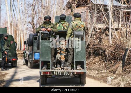 Budgam, Inde. 19 février 2021. Les forces paramilitaires se déplacent vers un site de rencontre dans la région de Beerwah, dans le district de Budgam. Lors de la rencontre, un policier a été tué et un autre blessé. (Photo de Muhammad Manan/Pacific Press) crédit: Pacific Press Media production Corp./Alay Live News Banque D'Images