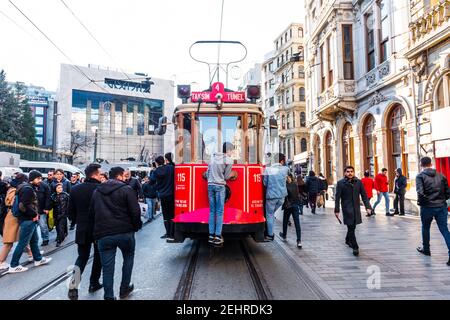 ISTANBUL, TURQUIE - 25 JANVIER 2020 : Tram rouge nostalgique d'Istanbul. Tramway historique dans la rue Taksim Istiklal. Destination touristique populaire Taksim IST Banque D'Images