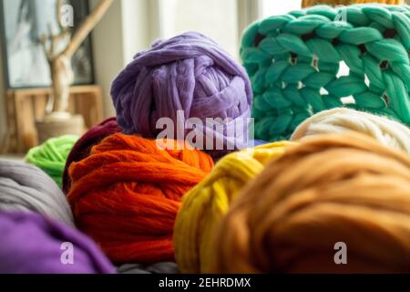 Boules de mérinos colorées pour le tricot de gros plan et de tissu écossais Banque D'Images