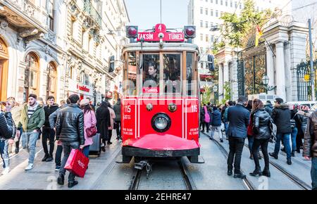 ISTANBUL, TURQUIE - 25 JANVIER 2020 : Tram rouge nostalgique d'Istanbul. Tramway historique dans la rue Taksim Istiklal. Destination touristique populaire Taksim IST Banque D'Images