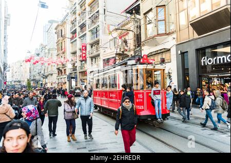 ISTANBUL, TURQUIE - 25 JANVIER 2020 : Tram rouge nostalgique d'Istanbul. Tramway historique dans la rue Taksim Istiklal. Destination touristique populaire Taksim IST Banque D'Images