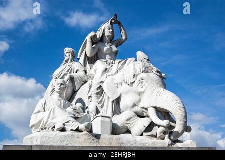 Statue allégorique représentant le continent asiatique à l'angle du Albert Memorial à Hyde Park, Kensington, Londres. Banque D'Images