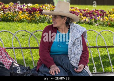 Femme en chapeau traditionnel, Sombrero Celendino, Plaza de Armas, marché de Celendin, Pérou du nord Banque D'Images