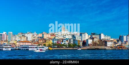 ISTANBUL, TURQUIE - 25 JANVIER 2020 : Tour de Galata et vue sur Karakoy à Istanbul, Turquie. Banque D'Images