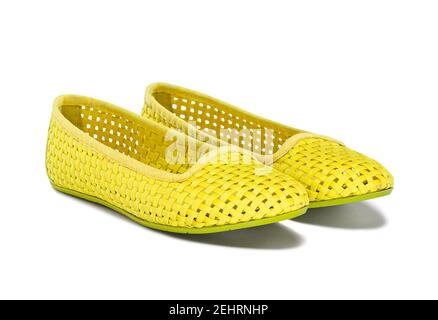 Chaussures pour femmes semelle plate style ballerina. Isolé sur blanc, prise de vue en studio. Banque D'Images