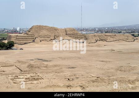 Temple du Soleil, Huaca del sol du Temple de la Lune Huaca del Luna, avec village urbain entre les deux, Moche People (Mochica), Trujillo, Pérou Banque D'Images