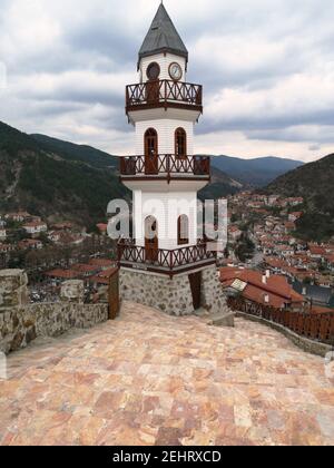 Tour de la victoire (Zafer Kulesi) avec des maisons traditionnelles en arrière-plan à Goynuk, Bolu, Turquie Banque D'Images