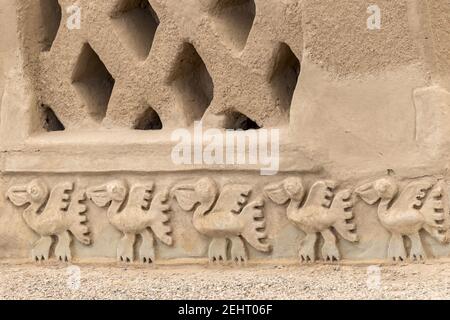 Zone administrative, Pelican et filets de pêche Bas-reliefs, Palais du XIVe siècle, Chan Chan, la plus grande ville adobe au monde et S-American plus grande pré-colombienne Banque D'Images