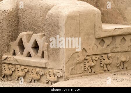 Zone administrative, Pelican et filets de pêche Bas-reliefs, Palais du XIVe siècle, Chan Chan, la plus grande ville adobe au monde et S-American plus grande pré-colombienne Banque D'Images