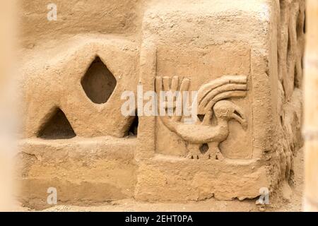 Zone administrative, Pelican et filets de pêche Bas-reliefs, Palais du XIVe siècle, Chan Chan, la plus grande ville adobe au monde et S-American plus grande pré-colombienne Banque D'Images