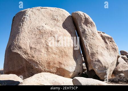 Roche fendue dans le champ de rochers de Catavina, Basse-Californie, Mexique Banque D'Images