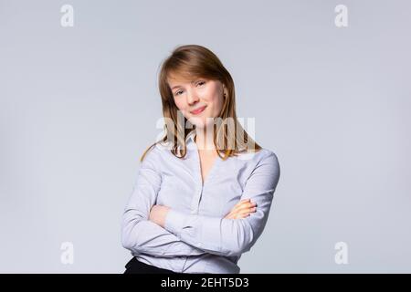 Jeune femme d'affaires caucasienne isolée sur fond blanc, se sent confiant, croisant les bras avec détermination.espace libre autour du modèle pour le dessin Banque D'Images