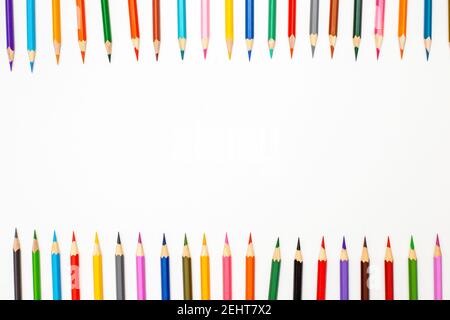 cadre à partir de crayons multicolores en rangée avec le haut sur fond blanc. Banque D'Images
