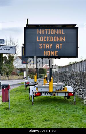 Panneaux locaux Covid National Lockdown Road à Bristol, Royaume-Uni Banque D'Images