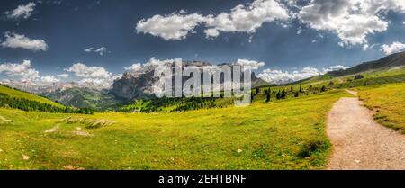 Superbe paysage de la montagne des Dolomites dans un après-midi lumineux, en été Banque D'Images