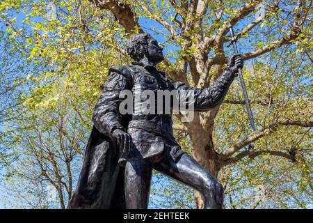 Londres, Royaume-Uni, 13 avril 2014 : Laurence Olivier comme statue de Hamlet devant le Théâtre national en bord de mer sur la Tamise érigée en hommage à t Banque D'Images