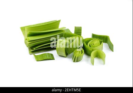 Poireaux frais et naturels isolés sur fond blanc. Gros plan de poireaux tranchés. Tranches de poireaux verts frais. Poireau haché. Légumes frais. Banque D'Images