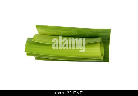 Poireaux frais et naturels isolés sur fond blanc. Gros plan de poireaux tranchés. Tranches de poireaux verts frais. Poireau haché. Légumes frais. Banque D'Images