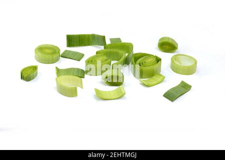 Poireaux frais et naturels isolés sur fond blanc. Gros plan de poireaux tranchés. Tranches de poireaux verts frais. Poireau haché. Légumes frais. Banque D'Images
