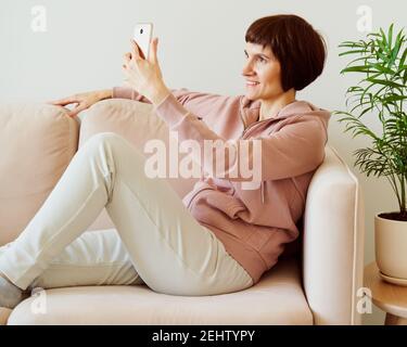 Portrait d'une femme mûre prenant le selfie sur un téléphone portable. Femme d'âge moyen Banque D'Images