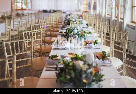 Tables avec décoration et assiettes prêtes à la réception de mariage, faible profondeur de champ photo Banque D'Images