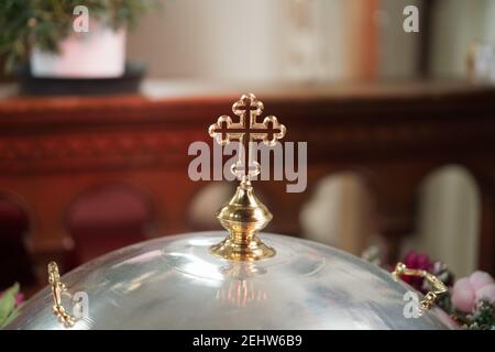 Croix orthodoxe d'or dans l'église, symbole du baptême Banque D'Images