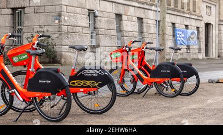 Vélos électriques de ville attendant l'utilisateur en Rhénanie du Nord Westphalie À Düsseldorf Banque D'Images