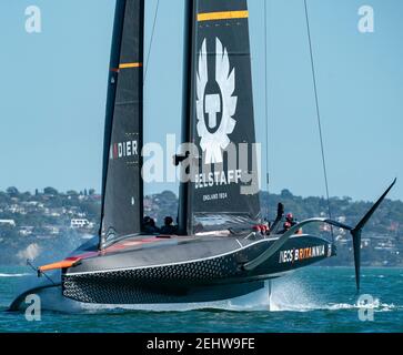 Auckland, Nouvelle-Zélande, le 20 février 2021 - Britannia de l'équipe INEOS UK, broquée par Sir Ben Ainslie (à droite), en action contre Luna Rossa Prada Pirelli lors de leur cinquième course aux finales de la coupe Prada dans le port Waitemata d'Auckland. Crédit : Rob Taggart/Alay Live News Banque D'Images