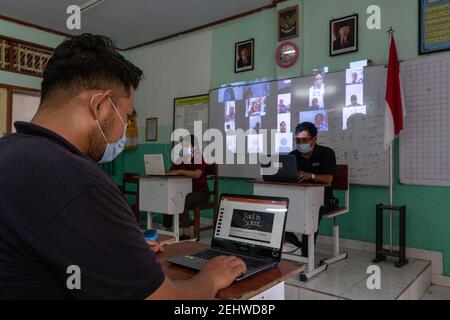 BALI/INDONÉSIE-NOV 6 2020: Les enseignants en Indonésie sont assis devant un ordinateur portable qui effectue le processus d'enseignement en ligne à leurs élèves pendant Banque D'Images