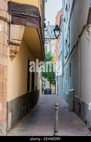 Une rue étroite en face d'un bâtiment Banque D'Images
