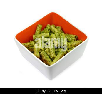 Cuisine italienne. Pâtes avec sauce originale au pesto vert à Gênes (Genova) Italie sur fond blanc, pâtes avec fond de pesto au basilic. Banque D'Images