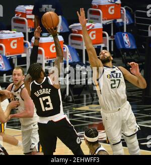 Paul George, le garde des Los Angeles Clippers, tourne au-dessus du centre de jazz de l'Utah Rudy Gobert au cours de la première moitié au Staples Center de Los Angeles le vendredi 19 février 2021. Les Clippers ont battu la Jazz 116-112. Photo de Jim Ruymen/UPI Banque D'Images