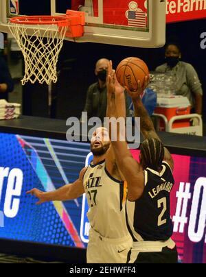 Kawhi Leonard, l'avant de Los Angeles Clippers, tourne au-dessus du centre de jazz de l'Utah Rudy Gobert au cours de la première moitié au Staples Center de Los Angeles le vendredi 19 février 2021. Les Clippers ont battu la Jazz 116-112. Photo de Jim Ruymen/UPI Banque D'Images