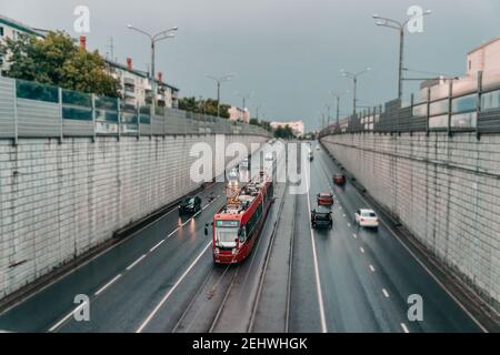 Tramway moderne rouge dans la rue de Kazan, Russie. Le réseau de tramways de Kazan est composé de 5 lignes. Banque D'Images