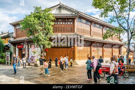 Dali Chine , 6 octobre 2020 : ancien bâtiment en bois dans la ville ancienne de Dali, aujourd'hui une banque ICBC et des touristes dans Dali Yunnan Chine Banque D'Images