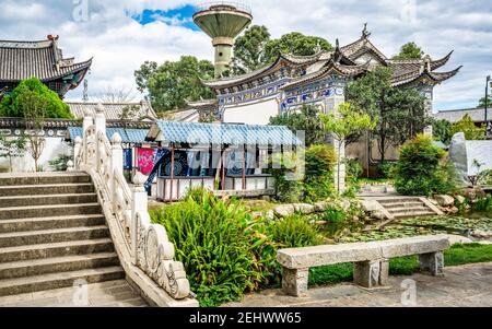 Vue panoramique sur la vieille ville de Dali Xizhou avec ses anciens bâtiments Pont en pierre et étang d'eau dans Dali Xizhou Yunnan Chine Banque D'Images